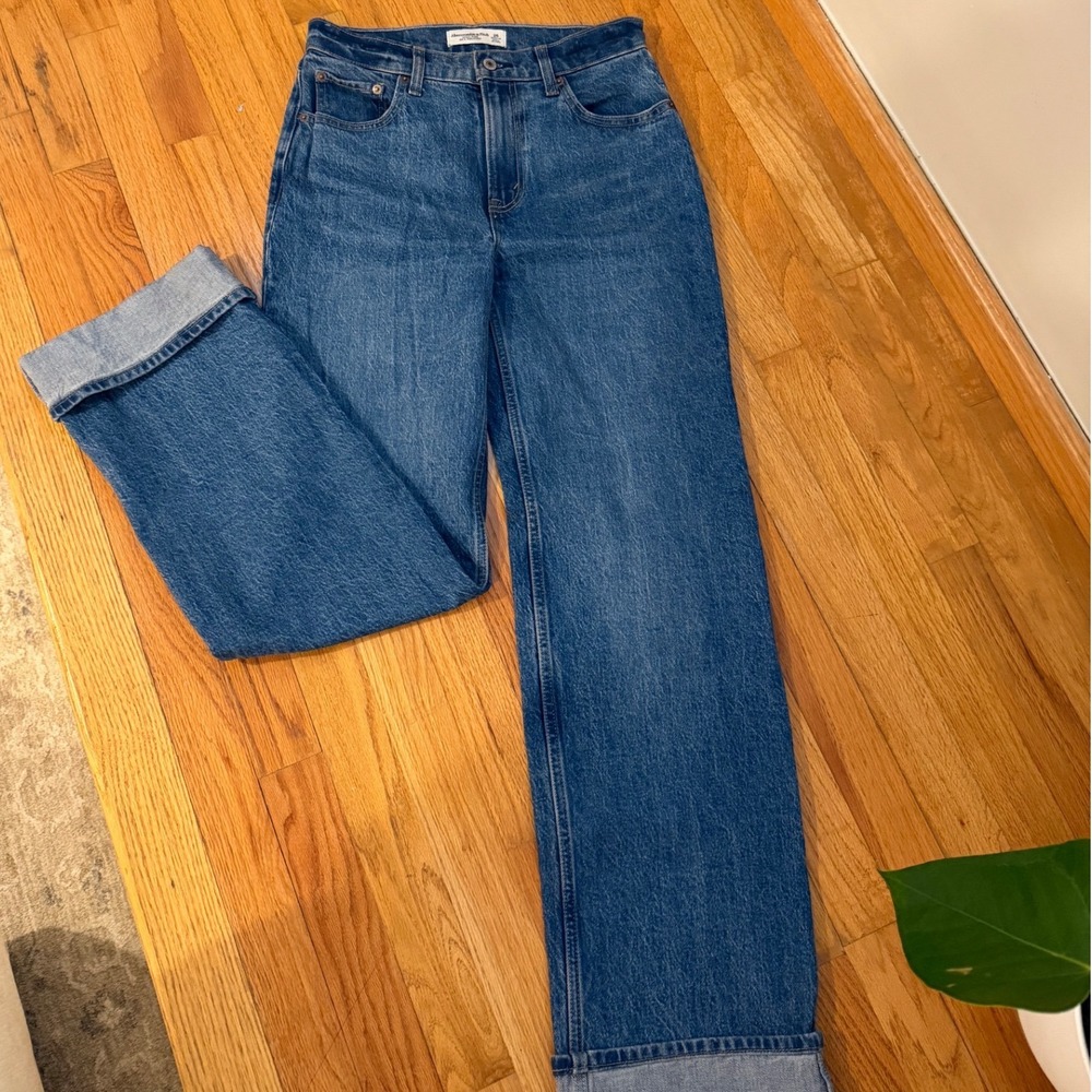 Abercrombie & Fitch 90s Relaxed High Rise Jeans Medium Wash Blue Denim Size 26
